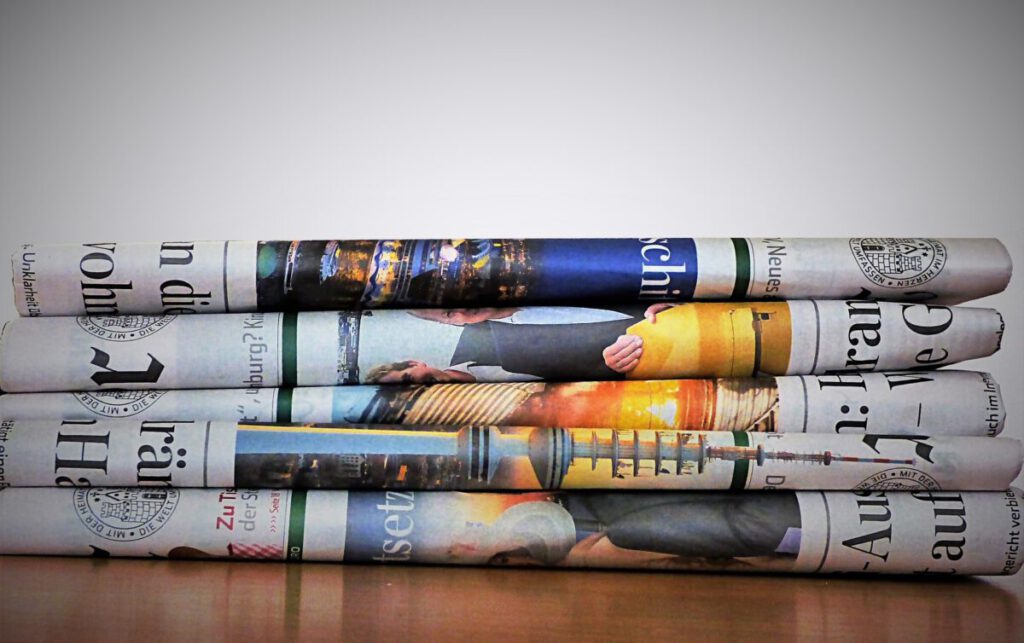 Titelbild des Beitrags zeigt einen Stapel verschiedener Tageszeitungen mit Neuigkeiten.